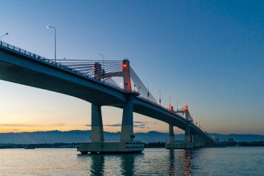 Cebu 'daki köprünün gün batımı manzarası