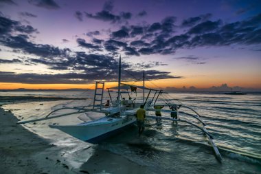 Bohol, Filipinler - 21 Nisan 2018: Filipinler, Panglao Adası 'ndaki Alona Sahili' nde günbatımı manzarası.