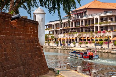 Melaka şehrindeki tarihi binaların yakınındaki nehir manzarası