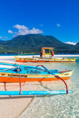 Turkuaz suyu ve yeşil dağları, Camiguin, Filipinler olan beyaz tropikal adanın resimli manzarası 