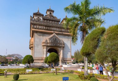 Palmiye ağaçları ve Patuxai Zafer Kapısı mavi gökyüzüne karşı, Vientiane 'deki savaş anıtı, Laos. 