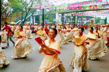 Filipin Festivali Geçidi 'nde Canlı Kostümlü Dansçılar Grubu