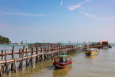 Uzun kuyruklu tekneler Malezya, Tropikal Ada Seyahati, bereketli Yeşil Kıyı Manzarası