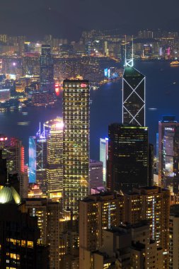 Hong Kong 'un gökdelenli gece manzarası