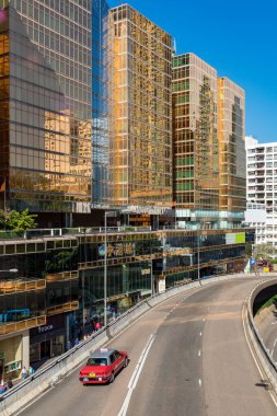 Hong Kong şehrindeki modern binalar ve yollar