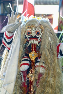 Bali, Endonezya: Geleneksel Barong dansçıları, Bali 'nin Gianyar kentinde düzenlenen kültür gösterisinde, Balili gamelan ve tapınak dekorasyonlarıyla sahne aldılar..