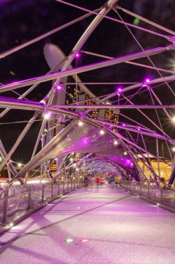 Helix köprüsü Singapur şehrinde gece aydınlandı.
