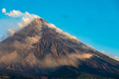 Mayon Dağı Albay Filipinler 07 Mart 2018 Mayon Yanardağı, patlama sırasında.