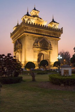 Vietnam Laos 16 Şubat 2018 Patuxay Anıtı, Fransızlardan bağımsızlık mücadelesi anısına 1957 ve 1968 yılları arasında inşa edilen Aux Morts Anıtı olarak bilinir..