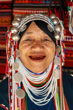 Tepe kabileleri Chiang Rai Tayland 23 Ocak 2007 - Akha Tepesi kabilesinin hanımı       