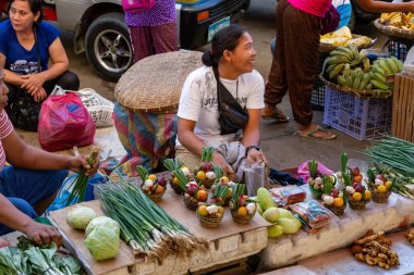Piyasada taze ürün satan satıcılar Leyte, Filipinler