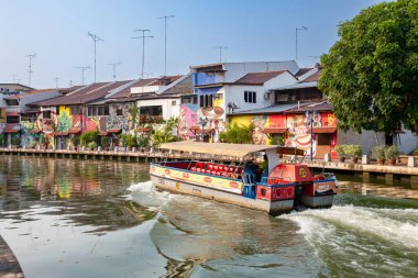 Malezya 'da Melaka nehrinde yüzen renkli tekneler