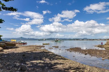 Klasik Filipin balıkçı tekneleri Leyte Adası, Filipinler yakınlarında 