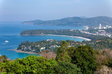 Açık mavi suyla Phuket kıyı şeridi manzarası