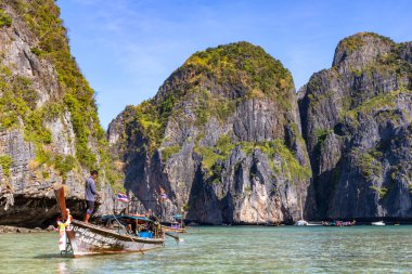 Phi Phi Adası, Krabi, Tayland - 30 Ocak 2016: Koh Phi Lee 'de Ao Maya' da plajın ve suyun tadını çıkaran turistler.        