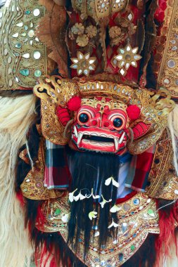 Bali, Endonezya: Geleneksel Barong dansçıları, Bali 'nin Gianyar kentinde düzenlenen kültür gösterisinde, Balili gamelan ve tapınak dekorasyonlarıyla sahne aldılar..