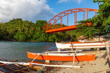 Güney Leyte 'de köprünün yanındaki renkli tekneler