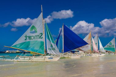 Boracay, Filipinler - Nisan 06, 2018: White Beach 'te yelkenli tekneler         