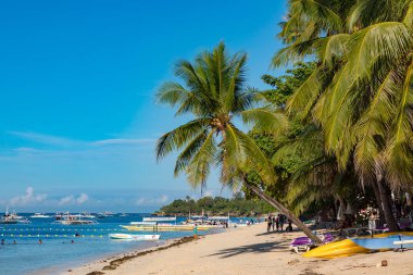 Filipinli Bangka Tekneleri Filipinler 'in taşra rıhtımında demirli