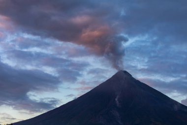 Mayon Dağı Albay Filipinler 07 Mart 2018 Mayon Yanardağı, patlama sırasında.