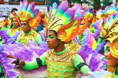 Filipin Festivali Geçidi 'nde Canlı Kostümlü Dansçılar Grubu