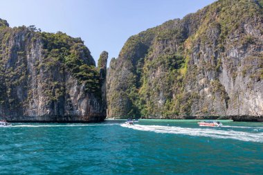 Phi Phi adaları yakınlarındaki turkuaz sularda yüzen tekneler.