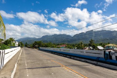 Leyte dağlarının manzarası ve boş yol