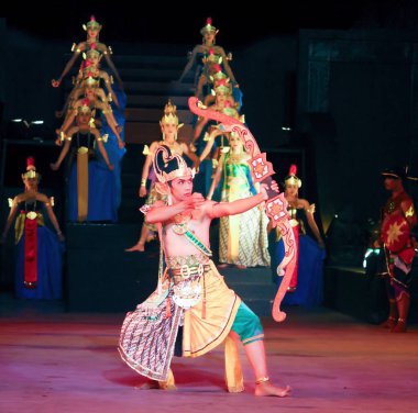 Geniş Erkek ve Kadın Dansçılar Grubu Geleneksel Kostümlerle Ramayana Destanı 'nı sahneliyor