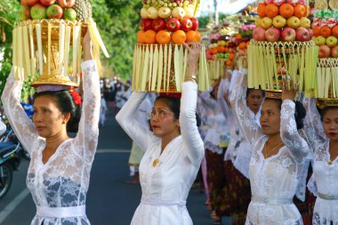 Bali, Endonezya 'daki Dini Sokak Yürüyüşü' nde Balili Kalabalığı 