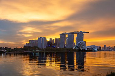 Singapur 'daki yat limanı üzerinde gün batımı suya yansıyor