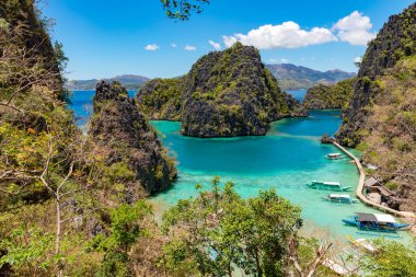 Coron Palawan Filipinleri 12 Nisan 2018 Kayangan Gölü 'ne giden patikadan genel görüş
