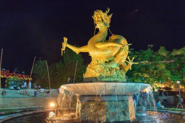 Phuket Tayland 'da gece vakti altın heykel çeşmesi
