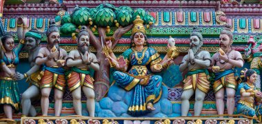 Renkli Hindu tapınağı oymaları, tanrıların detaylı dekorasyonların arasında oturduğunu gösteriyor, Küçük Hindistan, Singapur