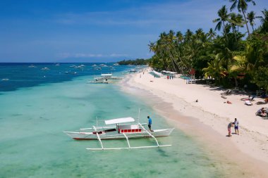 Bohol, Filipinler - 21 Nisan 2018: Filipinler, Panglao Adasındaki Alona Sahili 'nde geleneksel sürat tekneleri.