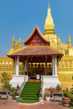 Vientiane, Laos - 17 Şubat 2018: Pha Luang, altın kaplı bir stupa, genellikle Laos 'taki en önemli ulusal anıt olarak kabul edilir.
