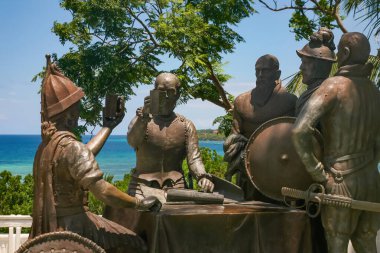 Açık havada tarihi bronz heykeller görmek, Filipinler Bohol