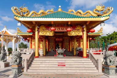 Phuket Tayland 'da gündüz vakti renkli tapınak girişi