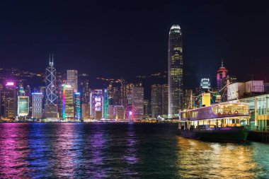 Hong Kong 'un gökyüzü ve limanı gece görüşü