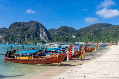 Phi Phi Adaları sahilinde geleneksel tekneler