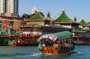 Arka planda Jumbo Yüzen Restoranı olan Aberdeen Limanı 'ndaki geleneksel Sampan Teknesi 