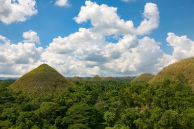 Çikolata Tepeleri Carmen Bohol Filipinler 19 numara. Nisan 2018 Bohol Doğa 'nın ünlü Çikolata Tepeleri gündüz manzaralı