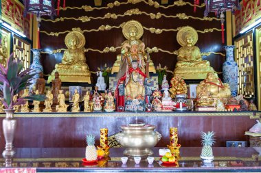 Phuket Tayland 'daki tapınağın içinde altın heykeller