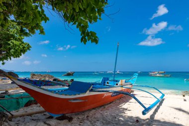 Filipinli Bangka Avara Demiri Teknesi Tropikal Beyaz Kum Sahili 'nde