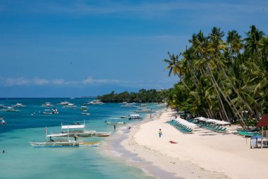 Bohol, Filipinler - 21 Nisan 2018: Filipinler, Panglao Adasındaki Alona Sahili 'nde geleneksel sürat tekneleri.