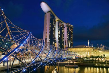 Geceleri Marina Körfezi kumları ve sarmal köprüsü