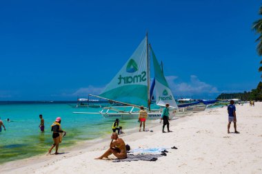 Boracay, Filipinler - Nisan 06, 2018: White Beach 'te yelkenli tekneler         