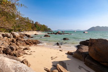 Temiz suyla güneşli kumsalın tadını çıkarıyorum, Tayland Phuket