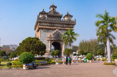 Tropik yeşillik ve Patuxai Zafer Kapısı, Vientiane Laos 'un kalbinde yer alan önemli bir savaş anıtı.. 