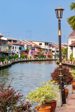 Sokak lambasıyla Melaka nehri boyunca renkli binalar