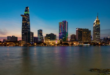 Vietnam 'ın Neon Kalbi Saigon' un Alacakaranlık 'taki Modern Kuleleri